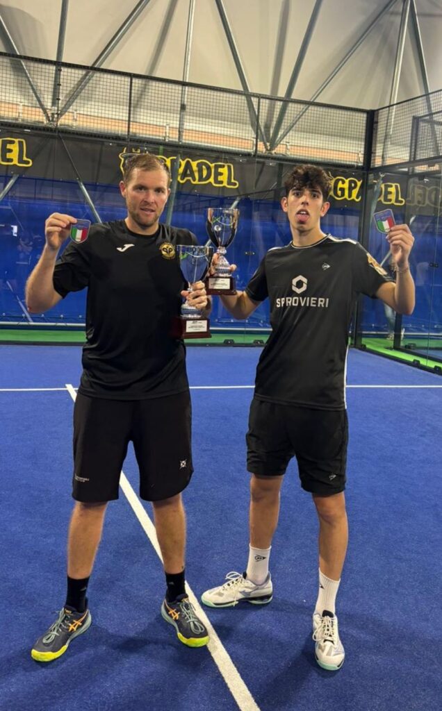 Foto di Giuseppe fino (sponsorizzato da Sprovieri) e Francesco Ferro campioni italiani padel seconda fascia